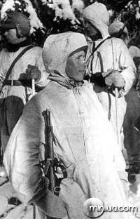 Simo Häyhä em 17 de Fevereiro de 1940 recebendo seu rifle honorário modelo 28, durante a Guerra de Inverno 