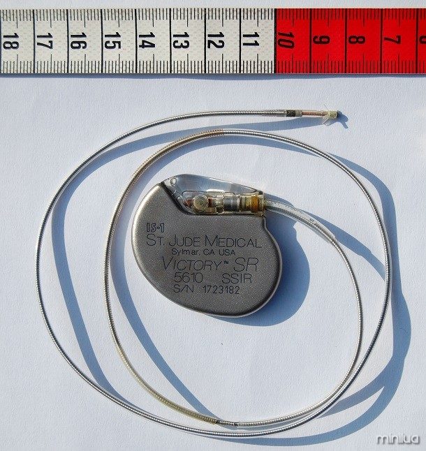 St_Jude_Medical_pacemaker_with_ruler