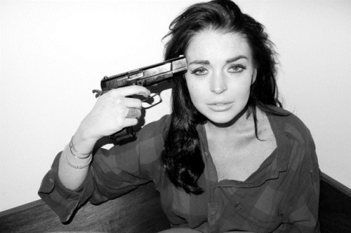 Lindsay-Lohan-simula-suicidio-com-arma-apontada-para-a-cabeca
