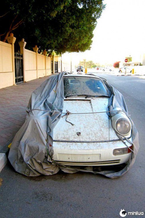 Branco Porsche abandonado nas ruas de Dubai 
