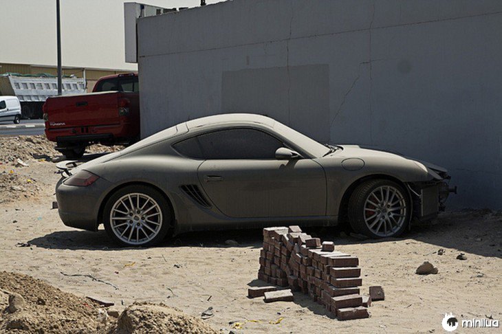 Porsche Cayman abandonados nas ruas de Dubai 