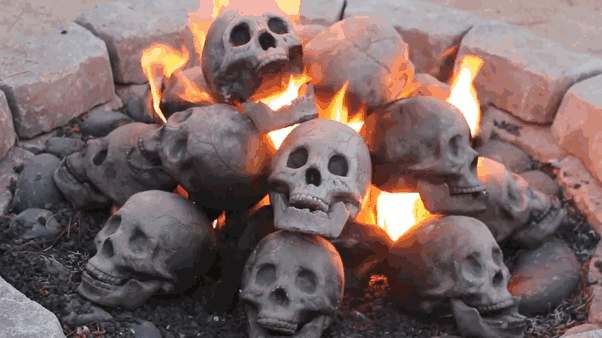 Enfeitar E Assombrar Sua Casa, Skulls In Fire Pit