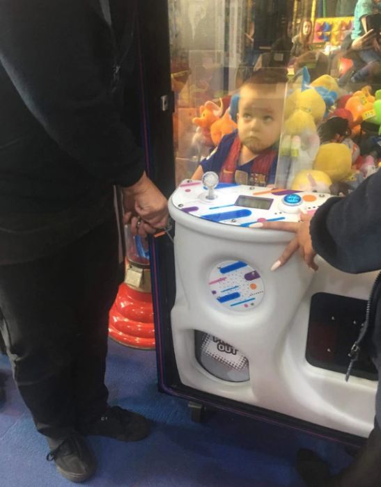 Menino de 3 anos fica preso em uma máquina de bicho de pelúcia. Ele queria pegar um urso!