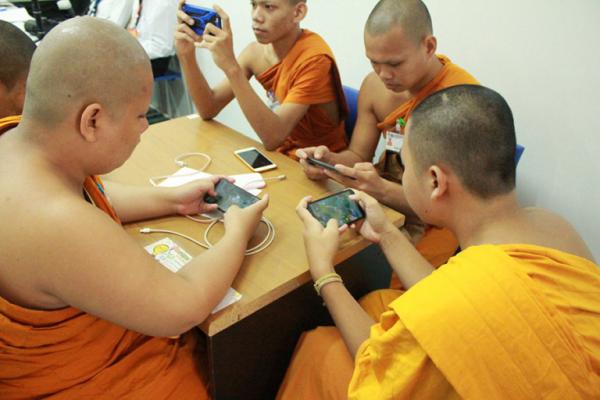 Monges budistas quebram estereótipo e ganham torneio de videogame na Tailândia
