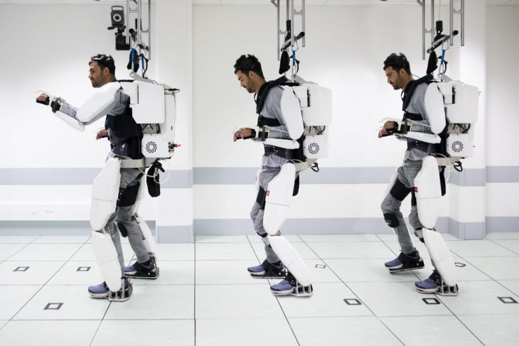 Homem paralisado volta a andar com a ajuda de um exoesqueleto que ele controla com a mente