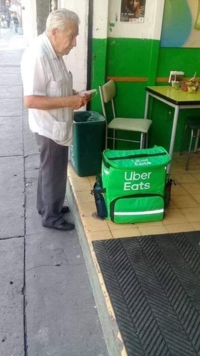 Vovô trabalha no Uber Eats e, como não tem carro, faz entregas a pé