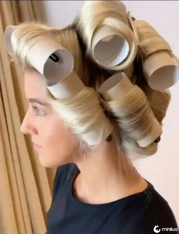 A maneira fácil de recriar o efeito de salão ao secar os cabelos usando tubos de rolos de papel