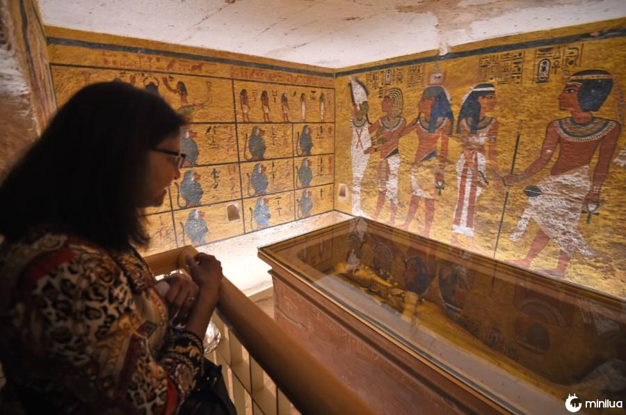 Visitor Looks At King Tut's Tomb