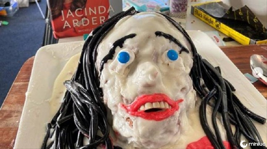 Apresentadora de TV se arrepende por tentar retratar Jacinda Ardern em forma de bolo
