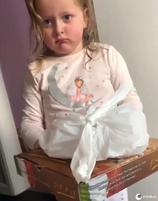 Menina de 5 anos, recebe entrega de pizza do vizinho e sofre quando é forçada a devolvê-la