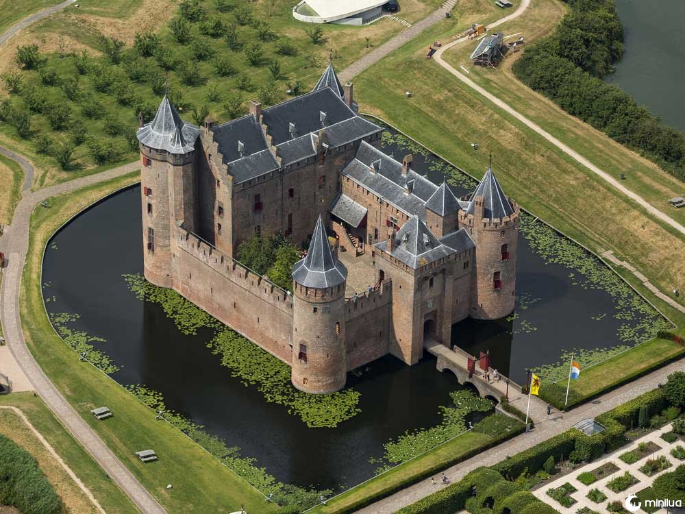 muiderslot castle moat
