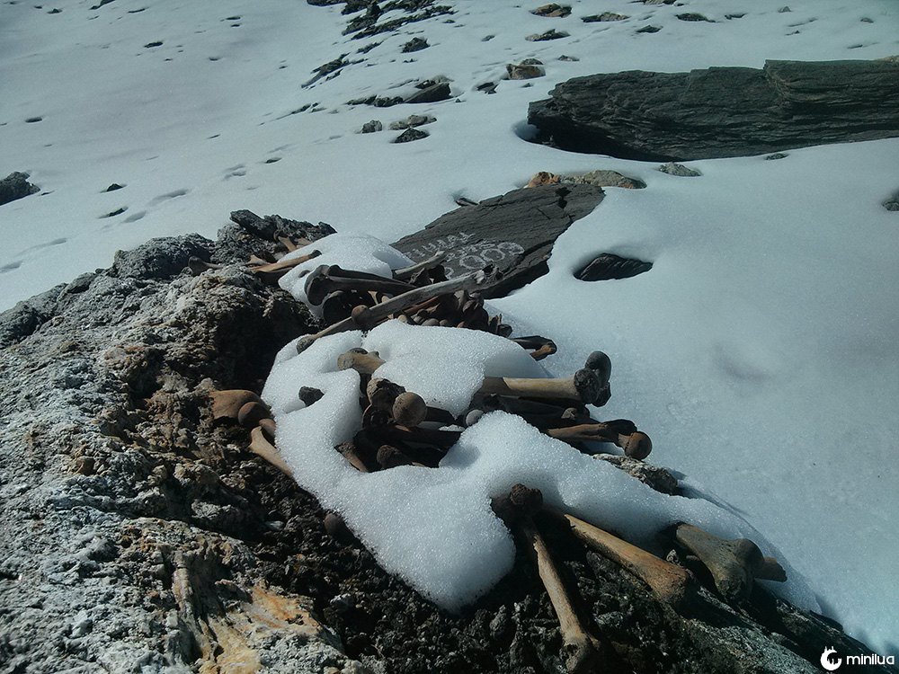 Derretimento de gelo no Himalaia expõe lago cheio de esqueleto