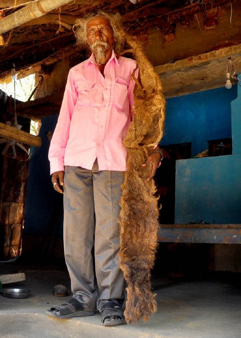 Indiano ostenta 1,80 metros de cabelos que não lava há 40 anos