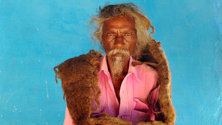 Indiano ostenta 1,80 metros de cabelos que não lava há 40 anos