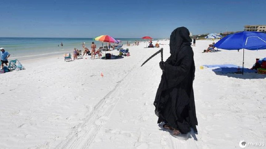Advogado da Flórida vai à praia vestido como Ceifador para que as pessoas que fiquem em casa