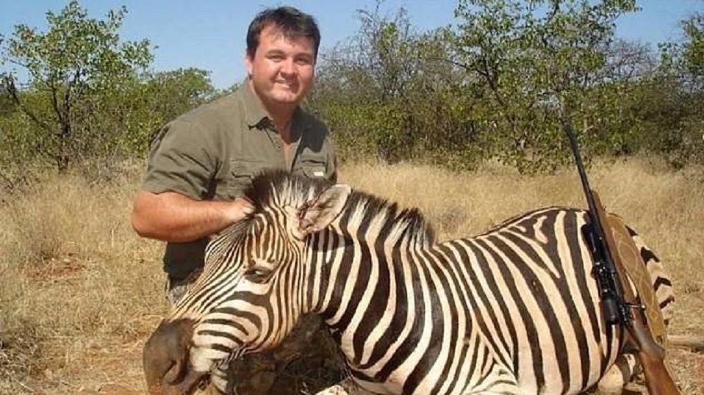 Caçador de troféus que posa com animais mortos recebe trabalho na conservação