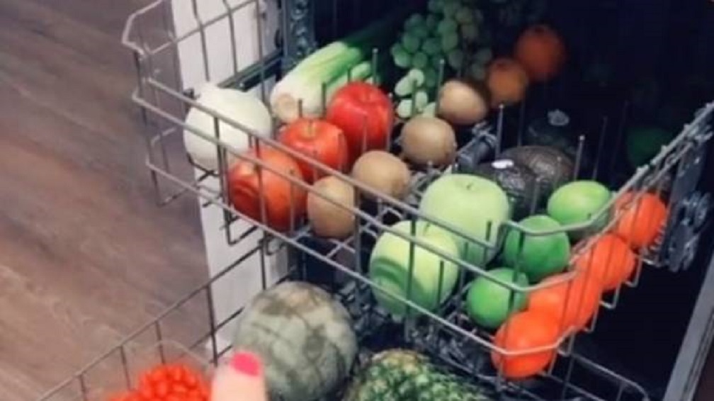 Mulher lava frutas e legumes na máquina de lavar louça com vinagre - Especialistas discordam