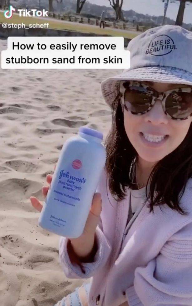 Mãe compartilha dica para remover areia de praia teimosa da sua pele