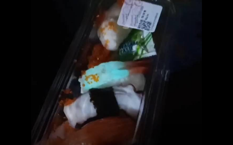 Imagens de um peixe brilhando em azul devido a bactérias perturbam amantes de sushi