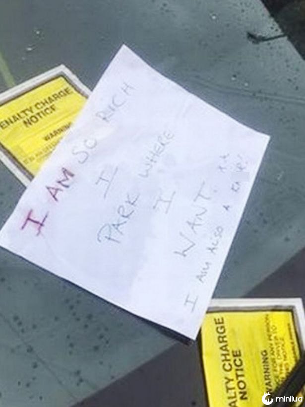Nota atrevida deixada no luxuoso Aston Martin com quatro multas de estacionamento