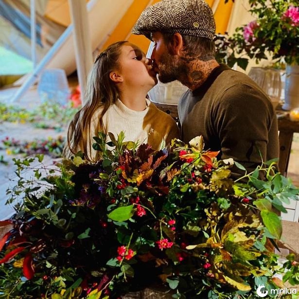 Victoria Beckham compartilha fotos de David beijando a filha Harper nos lábios