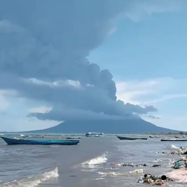 Erupção de Jacarta: pessoas fogem enquanto o vulcão explode e expele cinzas e fumaça para o céu