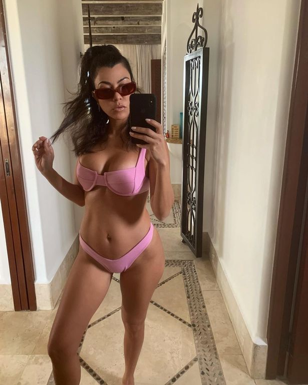 Kourtney Kardashian desencadeia rumores de gravidez com fotos de biquínis 'barrigas de bebê'