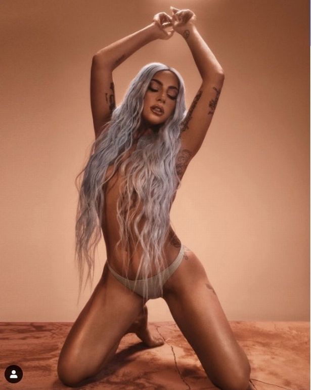 Lady Gaga posa de topless em foto inspirada em sereia para campanha sensual de cosméticos