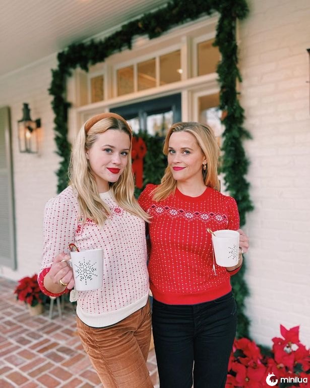 Reese Witherspoon e sua filha Ava parecem idênticas em blusões combinando