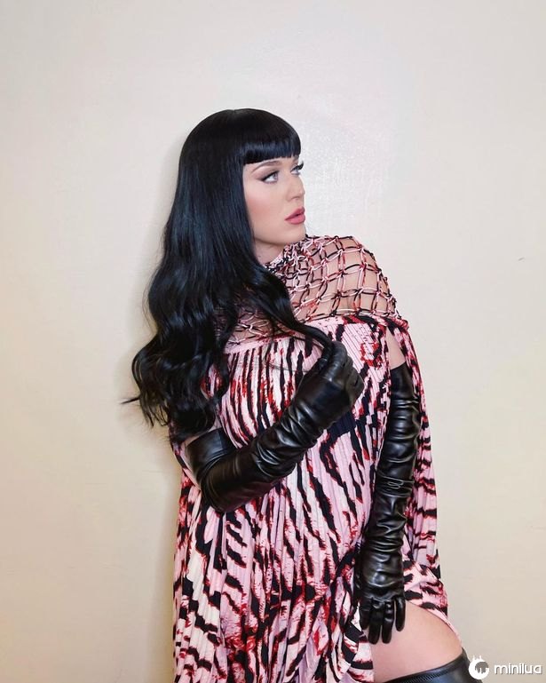 Katy Perry parece totalmente diferente com cabelos pretos e com franjas