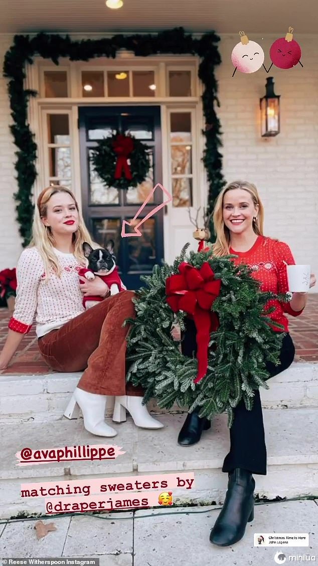 Duas vezes mais bonitas: as duas residentes de Los Angeles poderiam ter se passado por irmãs quando posaram lado a lado em suéteres de Natal semelhantes da Draper James Line da mãe