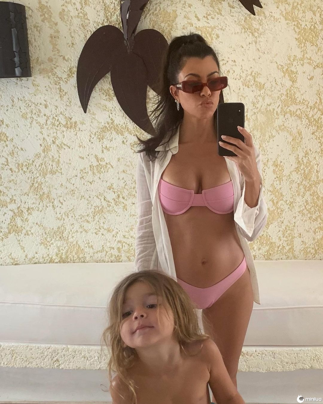 Kourtney Kardashian desencadeia rumores de gravidez com fotos de biquínis 'barrigas de bebê'