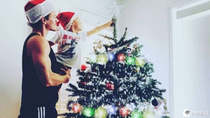 Josey, filho de Naya Rivera, decora a árvore de Natal com o pai em uma imagem comovente
